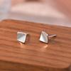 Aretes Casuales Cepillados para Mujer Plata S999 Moda Versátil Uñas para Hueso de la Oreja Diseño Nicho Par de Aretes de Tuerca Cuadrados