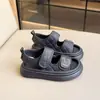 Sapatos para meninas, sandálias esportivas infantis, novos modelos de verão 2025, sandálias de praia com sola macia para meninas e meninos