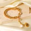 Pulseira de Pérolas de Água Doce com Concha Europeia e Americana de Alto Padrão Pulseira de Corrente Cubana de Aço Inoxidável Dourado 18K Joia de Mão Feminina Que Não Desbota