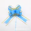 Modelo Nuevo Talla Grande 50 # Moño de Gasa Nieve Flor Atada a Mano, Flor Lisa Macarrón con Borde Dorado, Empaque de Regalo para Coche de Boda.