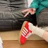 Zapatillas de Entrenamiento Alemanas de Cuero Suave para Mujer, Nuevo Estilo Primavera 2026, Punta Redonda con Cordones Versátiles Suela Suave Tenis Rojos, Zapatos Deportivos Casuales