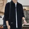 Camisa de pana retro estilo Hong Kong para hombre, casual, manga larga, juvenil, multibolsillos, chaqueta cárdigan de trabajo, top