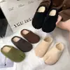 Sapatos Peludos Retrô Femininos para Uso Externo Novo Estilo Outono/Inverno 2026 Com Pelúcia Quente Slip-on Solado Grosso Antiderrapante Mules Birkenstock
