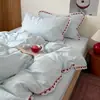 Conjunto de cuatro piezas estilo coreano, femenino, con encaje rojo calado mezclado con algodón lavado para sábanas de dormitorio estudiantil, conjunto de tres piezas
