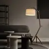 Lámpara de pie de madera maciza estilo japonés, lámpara de pie de diseñador de madera maciza, lámpara de pie de madera natural de alta gama para sala de estar y dormitorio, creando un ambiente atmosférico