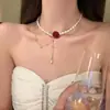 Collar de perlas doradas con colgante de gota de agua de doble cuenta, cadena de clavícula irregular, diseño de nicho con borla