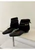 Botas ankle boot quadradas retrô color block para mulheres, com design de dobra, tiras trançadas, detalhes de fivela e salto médio, perfeitas para outono e inverno, com estilo inspirado em paisagens desoladas