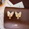 Brincos de Clipe Triangulares de Borboleta com Microincrustação de Madrepérola em Estilo Francês, Brincos Elegantes e Modernos de Luxo Leve, Acessórios de Orelha Únicos de Alta Qualidade