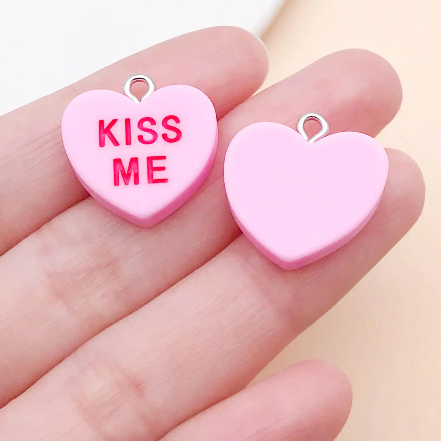 24455-JME-玫红色树脂心形字母桃爱心形Kissme1