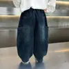 Pantalones de mezclilla de trabajo para niños, nuevo estilo coreano 2026, pantalones casuales holgados para niños para primavera y otoño, atuendo de otoño moderno para niños pequeños