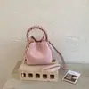 Bolsa de Ombro Feminina Estilo Balde Transfronteiriça Nova Coleção Primavera/Verão 2026 Versátil de Ombro Único Transversal Bolsa de Mão Tecida de Alta Qualidade para o Dia a Dia Feminina