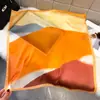 Lenço Quadrado Clássico 70cm para Mulheres, Estilo Europeu e Americano Transfronteiriço, Estampado Color-Blocking Clássico, Similar à Seda, Multifuncional Versátil