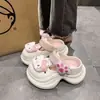Lindas Chanclas de Playa Gruesas y Cómodas de Dibujos Animados Hello Kitty 2026 Primavera/Verano Nuevas Chanclas Cerradas Antideslizantes para Uso en Exteriores