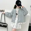 Jaqueta Curta Super Bonita com Renda Costurada para Meninas Outono Nova Moda Casual Coreana Cor Pura Jaqueta de Couro
