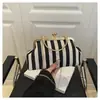Bolso de Mano con Rayas Verticales Clip-On para Mujer 2025 Nuevo Verano Elegante Moda Cadena Bolso de Hombro Cruzado de Gama Alta