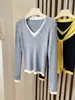 Conjunto de dos piezas real V-neck suéter de punto de manga larga para mujer, otoño e invierno 2026, diseño versátil con colores contrastantes y top tipo chal