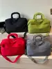 La bolsa de viaje portátil ShuaiMijia es ligera y tiene una gran capacidad, adecuada para viajes, como bolsa de maternidad, y cuenta con un diseño de separación de húmedo y seco, lo que la hace ideal para actividades deportivas y de fitness.