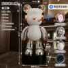 Ornamento de Chão Gigante Extra Grande (1,85m) de Urso Cartoon DJ com Strass e Vidro para Decoração de Interiores de Hotel e Pousada