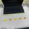 Artículo popular para transmisiones en vivo: Pulsera de trébol de cuatro hojas de alta gama V-gold para mujer, lujo ligero, moderna y versátil, pulsera de cinco flores de ágata y nácar chapada en 18k