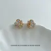 Pendientes lujosos y sofisticados con intrincados detalles de diamantes, en un tono blanco frío, que encarnan el estilo de una heredera adinerada, con un acabado fresco blanco plateado y llenos de diamantes, versátiles para mujeres