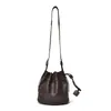 2026 Nova Bolsa Saco de Couro de Bezerro Tingido com Água e Curtido Vegetal de Camada Superior para Mulheres Ombro Único Transversal Fechamento por Cordão Bolsa Saco Pequena para o Dia a Dia