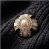 Broche de aleación de vidrio con diamantes de imitación para mujer, pequeño mini alfiler, luz antirretorno, accesorio fijo, decoración con baño de oro medio.