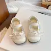 Zapatos pequeños de cuero de color liso con lunares para niños 2026 otoño e invierno zapatos de princesa con cordones de cuadros lindos con lazo para niños pequeños y niños pequeños