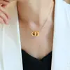 Collar de Acero de Titanio Dorado CD de Lujo Ligero Europeo y Americano de Nicho para Mujer Cadena Corta para Clavícula de Moda de Gama Alta Elegante Versátil Tendencia