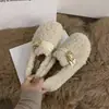 Sapatos peludos de sola grossa para mulheres, novo estilo de inverno 2026, mocassins slip-on chiques e da moda, sapatos de algodão peludo