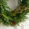 Nuevo corona de Navidad artificial estilo americano de aguja de pino con piñas, decoración colgante para puerta para arreglos festivos y decoración del hogar