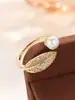 Anillo de Luz de Zirconia Incrustada en Oro Real Chapado en Cobre Transfronterizo Europeo y Americano Lujo Ligero Sensación de Alta Gama Anillo para el Dedo Joyería de Mano Versátil Fabricante Venta al por Mayor en Stock