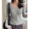 Camiseta de Manga Larga con Cuello en V y Hombro Derecho Plisado para Mujer, Nueva Prenda Básica de Principios de Primavera, Diseño de Nicho, Top de Moda