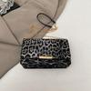 Otoño e invierno súper popular bolso estampado de leopardo pequeño para mujer 2024 nuevo moda todo combina cadena bandolera popular bolso cuadrado pequeño
