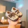 Sandálias decorativas respiráveis, leves e confortáveis, com malha oca salpicada para bebês, modelo de verão 2026, sapatos de praia para meninos e meninas