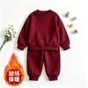 Conjunto básico de duas peças para crianças, com moletom forrado de fleece estilo coreano, cor sólida, e calça de cintura elástica, comprimento até o tornozelo, disponível em várias cores, um conjunto quente para outono/inverno