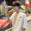 Moda Verão Masculina Personalidade Plissada Patchwork Bordado Camiseta Masculina Adolescentes Solta Listrada Retro Emblema Gola Redonda T
