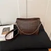 Bolsa de palha trançada da moda para mulheres, nova coleção 2026, bolsa de ombro versátil com blocos de cor e design de corrente de alta qualidade para usar na transversal.