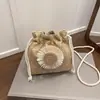 Bolso de paja de moda de verano con diseño floral, bolso pequeño nuevo y elegante para mujer, bolso tipo cubo para vacaciones en la playa, bolso cruzado tejido