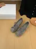 []Sapatilhas elegantes com salto interno, coleção outono 2026, cabedal em tecido com bolinhas e laço, design de tira única, sapatos Mary Jane de bico quadrado