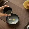 Diseño de lirio pintado a mano con tinta lisa, cerámica negra con ribete dorado, posavasos, tapa y portavasos, accesorios para juego de té de cerámica para uso doméstico, apto para ceremonias de té chinas