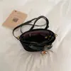 Bolso Cubo para Mujer de Hombro Único Cruzado 2026 Nuevo Transfronterizo Gamuza Moda Versátil Bolso de Mano Fábrica de Origen Venta al por Mayor