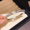 Pulsera Angosta Estilo Europeo Simple con Microincrustaciones de Diamante para Mujer Diseño de Nicho Pulsera Elegante Lujo Ligero Sensación de Alta Gama Joyería de Mano