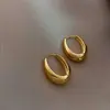 Brincos geométricos ovais de metal estilo europeu e americano para mulheres, brincos de nicho de luxo leve de alta qualidade, acessórios modernos e versáteis