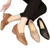 Zapatos de cuña de cuero suave para mujer, nuevo estilo otoño 2026, zapatos planos antideslizantes para madres, mocasines de trabajo de suela suave
