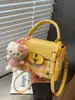 Bolso de mano de color liso de moda para mujer, nuevo y elegante bolso cuadrado pequeño estilo biker 2026, bolso de hombro moderno y texturizado