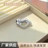Broche de Metal Ins de Tendencia Europea y Americana de Gama Alta para Otoño e Invierno, Nuevo Broche de Anillo Asimétrico de Diseño Frío de Nicho para Celebridades de Internet