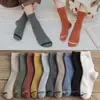Otoño e invierno nuevos calcetines para hombre y mujer Tubo clásico para jalar Amantes Joker color sólido algodón calcetines para hombre al por mayor