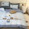 Conjunto de cuatro piezas de algodón lavado con bordado de toalla linda de Ins, edredón de algodón con dibujos animados, sábana y juego de tres piezas para dormitorio de estudiantes
