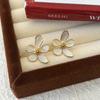Pendientes de botón con diseño de flor blanca de Super Hada, con gotas de aceite y un toque de temperamento, con placa de incienso de mosquito dulce, sin agujeros.