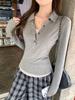 Camiseta de Manga Larga Falsa de Dos Piezas con Bloques de Color y Cuello Semiabierto para Mujer, Nuevo Estilo Otoño Temprano 2026 con Diseño de Botones, Top Versátil